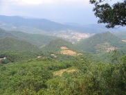 Le Poujol in de verte gezien vanaf de bergen aan de overkant van de vallei